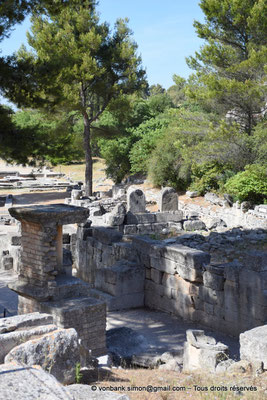 [NU923-2022-3857] Glanum : Remparts - Monument funéraire dédié à C. Marcius Paetus - Passage charretier et son mur de pierres sèches - Merlons arrondis