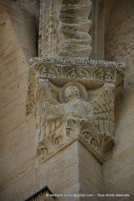[NU926-2023-5893] 30 - Saint-Gilles - Abbatiale - Ancien chœur : Ange ailé (face orientale du pilier roman ruiné contenant l'escalier en vis)