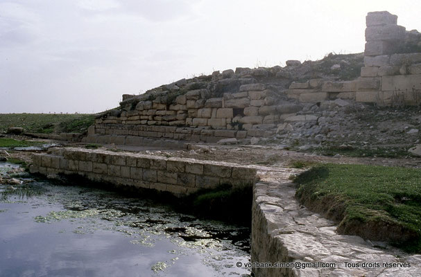 [003-1983-32a] Ksar Mdoudja (Civitas A ........) : Bassin réservoir situé devant le bastion byzantin