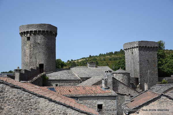 [NU923-2022-4296] 12 - La Couvertoirade - Les remparts : Toits du village protégés par les tours carrée de la porte Nord et ronde située derrière l'hôtel de la Scipione