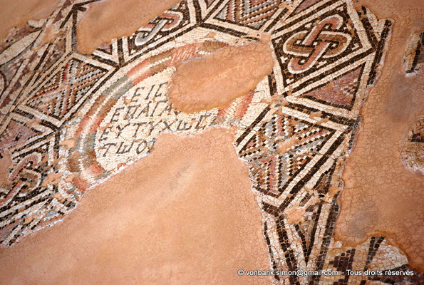 [NU900-2012-015] Kourion (Curium) : Maison d'Eustolios - Vestibule d'entrée, mosaïque souhaitant la bienvenue aux visiteurs "Entre … et bonne chance à la maison"