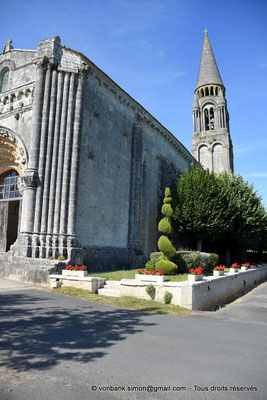 [NU910-2020-2108] 17 - Fenioux - Eglise du Saint-Esprit : Pied-droit de la façade occidentale et façade Sud - Clocher