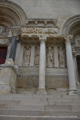[NU926-2023-5838] 30 - Saint-Gilles - Abbatiale : Quatre saints situés en façade entre les portails central et Sud