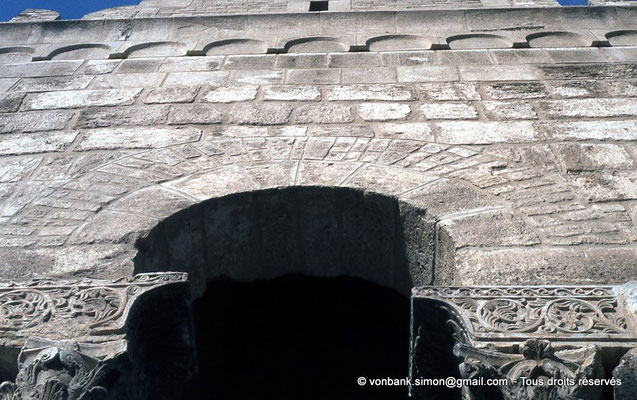 [011-197 -07] Sousse (Hadrumetum) : Entrée du Ribat (Détail des corbeaux byzantins sculptés d'une feuille d'acanthe)