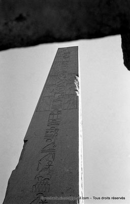 [NB078-1973-30] Karnak - Ouadjyt : Obélisque Nord situé devant l'entrée du pylône V (Hatchepsout)