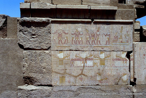 [068-1981-24] Karnak - Ipet-Sout : Registres supérieurs : Purification, Imposition d'une couronne, Montée royale, Imposition d'une couronne - Registres inférieurs : Procession (Chapelle de Philippe Arrhidée, face Sud)