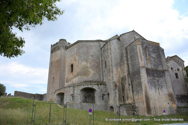 [NU926-2023-6190] 13 - Montmajour - Abbaye Saint-Pierre : Tour Pons de l'Orme - Chevet de l'abbatiale - Bras Nord du transept (vue extérieure prise depuis le Nord-Est)