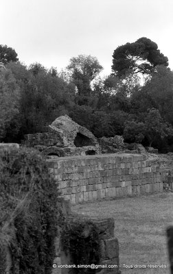 [NB036-1978-59] Tipasa de Maurétanie : Amphithéâtre - Mur de l'arène et ruine d'une voûte supportant les gradins (détail)