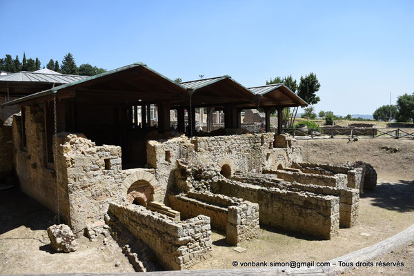 [NU927-2023-6641] Villa Romana del Casale - Thermes : Praefurnia - derrière, les deux caldari et le laconicum au centre