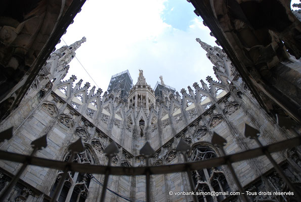 [NU908-2015-0795] Milan - Duomo : Arcs-boutants et statues de marbre blanc