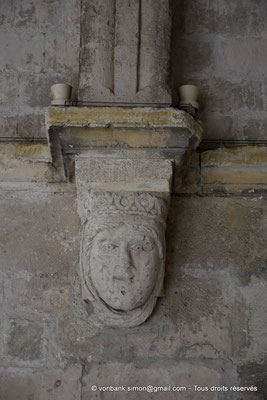 [NU926-2023-6226] 13 - Montmajour - Abbaye Saint-Pierre - Cloître : Tête femme couronnée (Galerie Est)