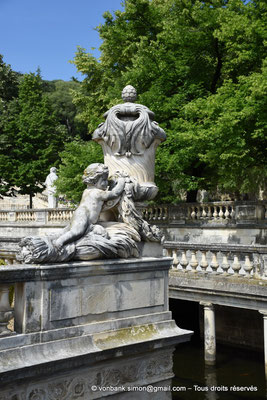 [NU926-2023-5777] Nîmes (Nemausus) - Jardins de la Fontaine : Vase et angelot assis sur des ballots de tissu, du sculpteur Hubert Larchevêque (XVIII°)