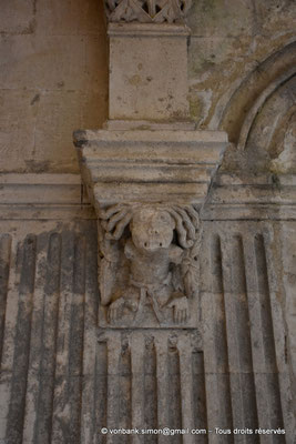 [NU926-2023-6243] 13 - Montmajour - Abbaye Saint-Pierre - Cloître : Personnage grimaçant aux longs cheveux en position accroupie (Galerie Ouest)