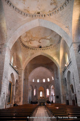 [NU922-2022-3209] F - 42 - Souillac - Sainte-Marie : les deux coupoles sur pendentifs de la nef puis celle de la croisée du transept - en arrière-plan, la voûte en cul-de-four de l'abside