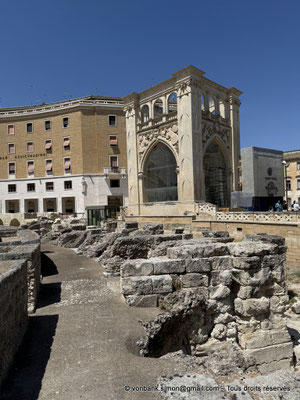[NU929-2025-0644] Lecce - Palazzo del Sedile - au premier plan, ruines de l'amphithéâtre