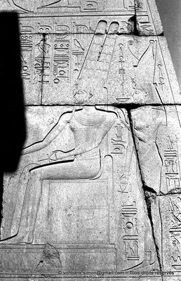 [NB070-1973-30] Karnak - Propylées du Sud : Détail de l'embrasure de la Porte du pylône X - Amon et son épouse Mout coiffée de la double couronne