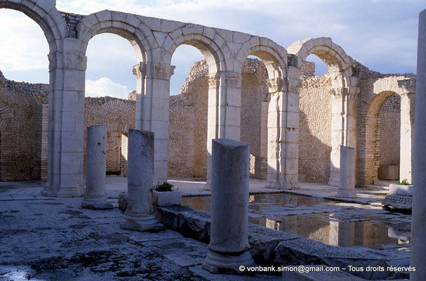 [034-1983-17] Makthar (Mactaris) : Grands thermes du Sud-Est - Palestre Nord-Est et son portique Nord