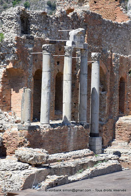 [NU927-2023-6353] Taormine - Théâtre : Colonnes du mur de scène (vue partielle de sa partie occidentale prise depuis le haut de la cavea)