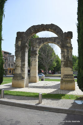 [NU923-2022-4024] Cavaillon (Cabellio) : Arc tétrapyle