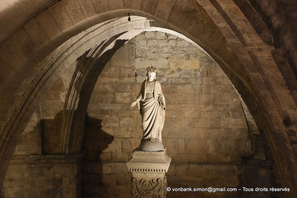 [NU926-2023-5878] 30 - Saint-Gilles - Abbatiale - Crypte : Vierge de Mission (1860) initialement installée au chevet de l'église, proche des Halles, puis déplacée en 1905 dans la crypte
