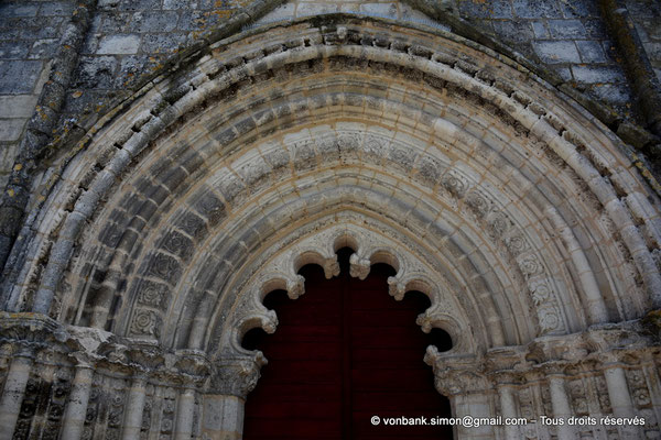 [NU922-2022-2937] 16 - Blanzac - Saint-Arthémy - Collégiale : Partie supérieure du portail (Façade Ouest (XIII°))