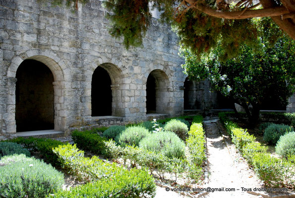 [NU003-2017-072] 13 - La Roque d'Anthéron - Abbaye de Silvacane : Cloître