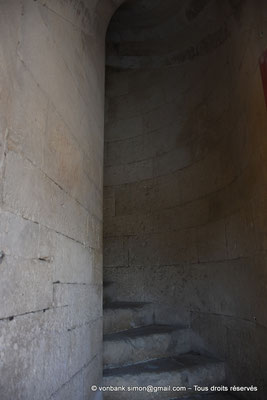 [NU926-2023-5890] 30 - Saint-Gilles - Abbatiale - Ancien chœur : Escalier en vis (vue intérieure partielle)