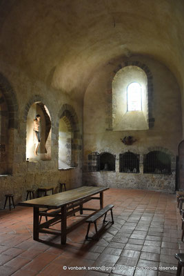 [NU926-2023-5652] 43 - Lavaudieu - Abbaye : Le réfectoire - sur le mur Ouest, les passe-plats avec l'ancienne cuisine