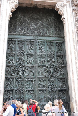 [NU908-2015-0707] Milan - Duomo : Porte centrale avec battants en bronze (Ludovico Pogliaghi, 1908)