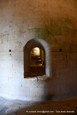 [NU926-2023-6196] 13 - Montmajour - Abbaye Saint-Pierre - Crypte : Vue prise depuis le déambulatoire dans l'axe de la nef