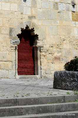 [NU922-2022-2934a] 16 - Blanzac - Saint-Arthémy - Collégiale : Petite porte à échancrures trilobées (Façade Sud de la nef (XIII°))