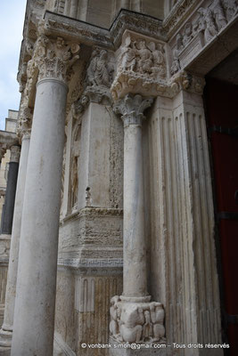 [NU926-2023-5850] 30 - Saint-Gilles - Abbatiale : Jésus et Marie-Madeleine (Frise supérieure de la façade, Portail Sud)