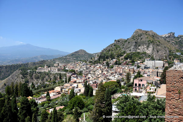 [NU927-2023-6346] Taormine : Contrefort des Monts Péloritains - en arrière-plan, l'Etna (vue partielle depuis le haut de la cavea du théâtre)