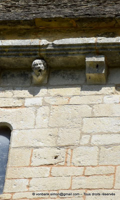 [NU922-2022-3496] 24 - Saint-Amand de Coly : Nef, façade Nord - Modillon