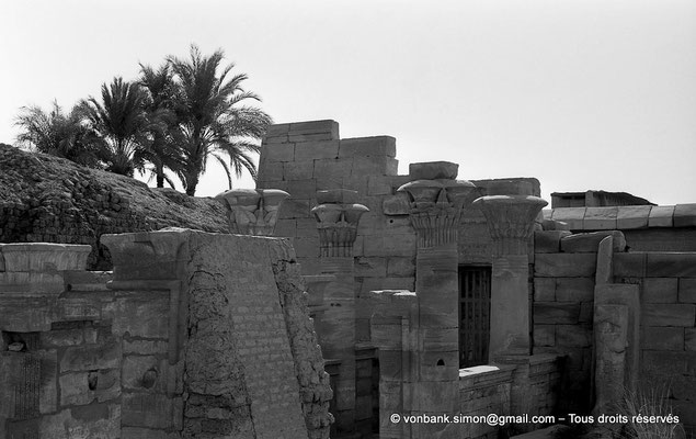 [NB075-1973-42] Karnak - Temple de Ptah : Portes D-E-F. On aperçoit le kiosque (Porte E) et ses 4 colonnes composites reliées entre elles par des murs d'entrecolonnement (vue prise depuis le côté Sud du temple).
