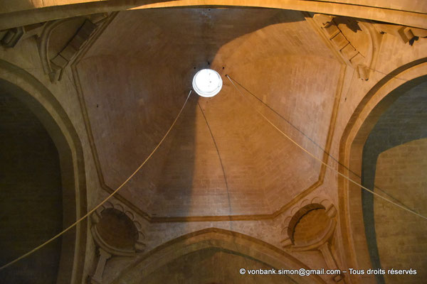 [NU923-2022-4087] 84 - Sénanque - Église abbatiale Notre-Dame : Coupole et ses trompes composées de petites voûtes en cul-de-four, en forme d'arc à six lobes