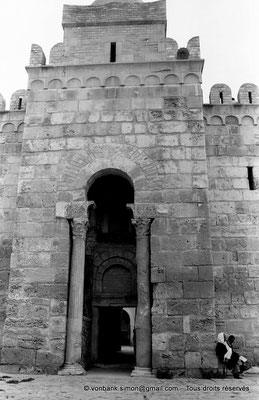 [NB015-1981-08] Sousse (Hadrumetum) : Entrée du Ribat (Deux colonnes de marbre, chapiteaux et corbeaux byzantins)