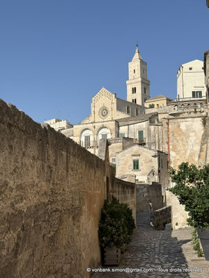 Matera : Le Duomo (vu depuis le bas de la colline de la Civita)