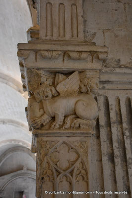 [NU926-2023-6244] 13 - Montmajour - Abbaye Saint-Pierre - Cloître : Centaure/Chimère (Pilier d'angle, Galeries Ouest et Nord)