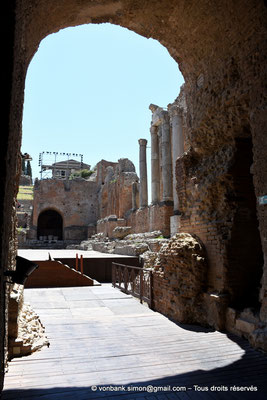 [NU927-2023-6364] Taormine - Théâtre : La scène et son mur (vue prise depuis l'intérieur de la "basilica" occidentale)