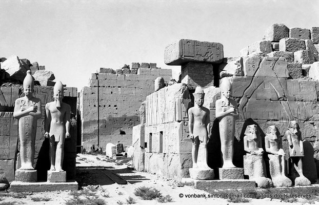 [NB075-1973-76] Karnak - Propylées du Sud : Façade Nord du pylône VII - En arrière-plan, façade Nord du pylône VIII