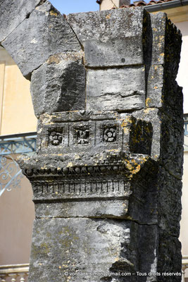 [NU923-2022-4021] Cavaillon (Cabellio) : Arc tétrapyle - Corniche ornée de frises d'oves (détail)