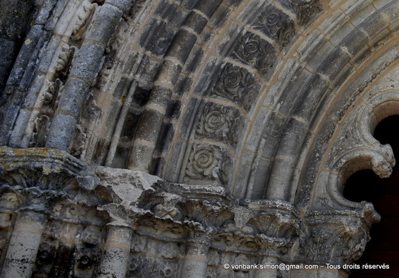 [NU922-2022-2937a] 16 - Blanzac - Saint-Arthémy - Collégiale : Détail du portail - Feuilles d'acanthes enroulées, feuilles de chênes pliées (Façade Ouest (XIII°))