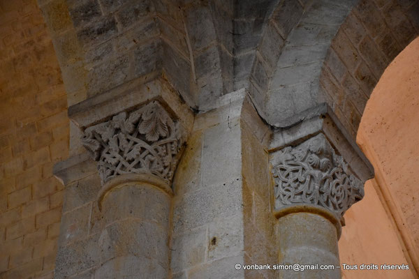 [NU922-2022-2919] 16 - Blanzac - Saint-Arthémy - Collégiale : Chapiteaux des deux colonnes engagées de l'un des piliers carrés du clocher (XII°)