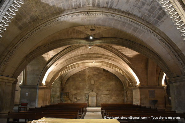 [NU926-2023-5866] 30 - Saint-Gilles - Abbatiale - Crypte : Fond occidental de la nef centrale