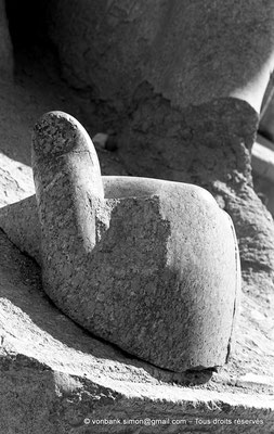 [NB070-1973-04] Karnak - Propylées du Sud : Pouce et main partielle d'une statue colossale de Thoutmôsis III debout (côté Sud du pylône VII)