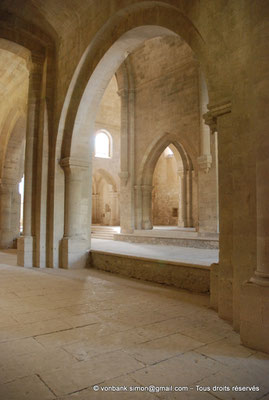 [NU003-2017-044] 13 - La Roque d'Anthéron - Abbaye de Silvacane : Depuis le collatéral Nord, vue sur le transept Sud (vue oblique)