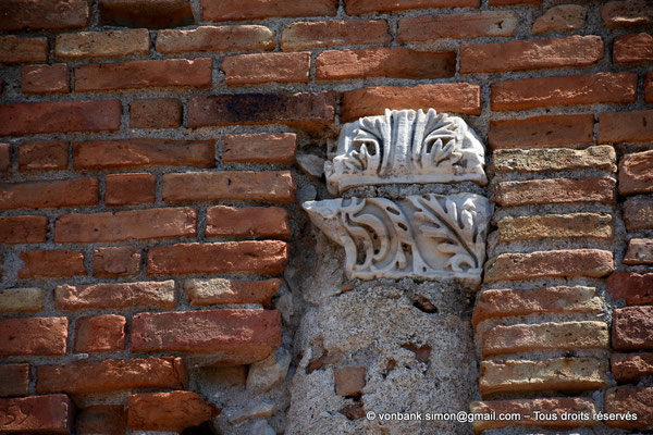 [NU927-2023-6358] Taormine - Théâtre : Détail d'un chapiteau englobé dans la construction en briques (arrière du mur de scène)