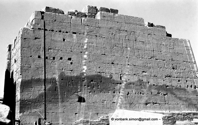 [NB070-1973-08] Karnak - Propylées du Sud : Façade Nord du pylône VIII - Môle Ouest