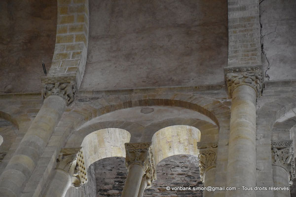 [NU923-2022-4312] 12 - Conques - Eglise abbatiale Sainte-Foy : Tribunes ajourées d'arcades géminées et voûte de la nef (vue partielle)